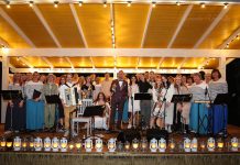 Uurikad, koor Hea Tuju Esmaspäev ja MAREK SADAM andsid Leesil kolmetunnise kontserdi