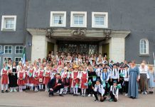 Dirigent HELI KARU oli laulupeol 156 koorilauljaga