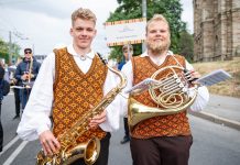 UKU AASRAND ja MIIKAEL VATUNEN tantsisid noortepeol, laulsid, mängisid pilli