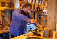 Linnutee Puhvet Kolgas reklaamib end galaktika parimate burgeritega