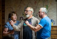 Kolga seltsimajas oli Kuusalurahva Teatri tragikomöödia „Nokia 3310“ esietendus