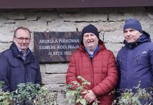 Aruküla põhikool tähistas esimese koolimaja mälestustahvliga