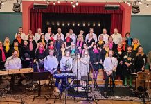 Kuusalu kergemuusikakoor esines koos laululooja PIRET LAIKRE perebändiga