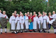 Loksa uus tantsurühm Kerrukad sai Harju peoks rahvariided