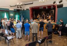 Rokk-kontsertideks valmistumine tõi Kuusalu meeskoorile lauljaid juurde