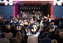 Kuusalu rahvamaja jäi kunstide kooli Queeni-kontserdi jaoks kitsaks