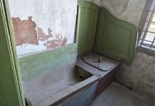 Kolga mõisa peahoones tuli kola alt välja vana kuivkäimla