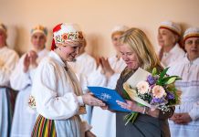 JANNE KUUSKLA sai Eesti rahvatantsuseltsi hõbemärgise