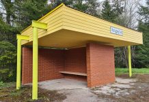 Valgejõe küla sai uue bussiootepaviljoni