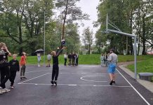 Alavere perepäeva spordivõistlusi ja pidu peeti uuendatud külaplatsil