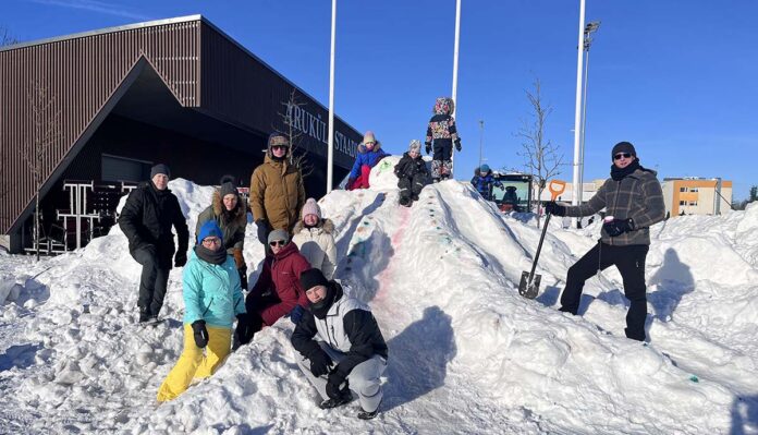 7 Ühe pere kolm põlvkonda vanaema sünnipäeval