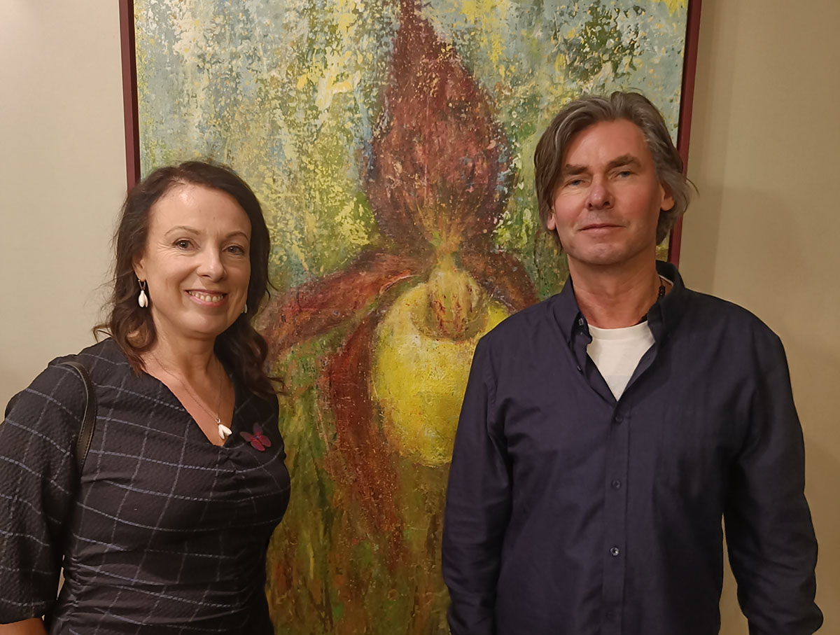 EV aas­ta­päe­val ava­tud maa­li­näi­tus „Koos“ on KAT­RIN ja SVEN SAA­GI tä­nu Kuu­sa­lu ki­hel­kon­na­le ja ko­gu­kon­na­le. „Näi­tu­se maa­li­del on ko­du­ka