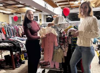 Kohalikud naised peavad Alaveres taaskasutuspoodi