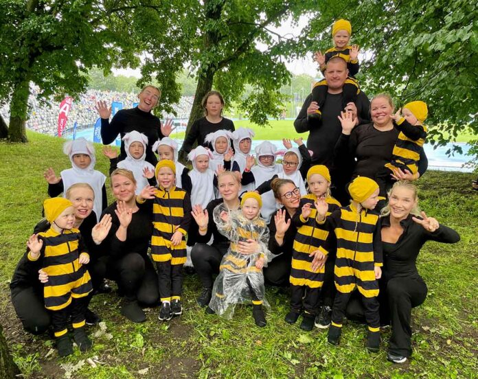 26 Pilt 1 Aruküla lasteaia väikesed võimlejad koos juhendajatega